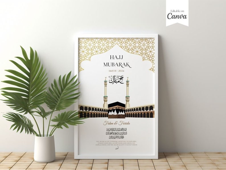 Puede incluir: Impresi&oacute;n art&iacute;stica enmarcada en blanco con dise&ntilde;o geom&eacute;trico dorado y caligraf&iacute;a &aacute;rabe. La impresi&oacute;n presenta una ilustraci&oacute;n de la Kaaba y dos minaretes, con las palabras "Hajj Mubarak" y la fecha 1445/11/2024. Un jarr&oacute;n blanco con hojas verdes est&aacute; en primer plano.