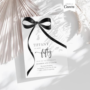 Puede incluir: Una tarjeta de invitación blanca con un lazo de cinta negro y el texto "TIFFANY IS NOW fifty" y detalles para una fiesta el 14 de diciembre a las 4:00 PM. La invitación está sobre un fondo blanco con la sombra de una hoja de palma.