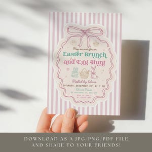 Puede incluir: Una tarjeta de invitaci&oacute;n para un brunch de Pascua y una b&uacute;squeda de huevos. La tarjeta presenta un fondo a rayas rosas y blancas con un marco decorativo. El texto dice "Easter Brunch and Egg Hunt" con ilustraciones de conejitos y cestas de Pascua.