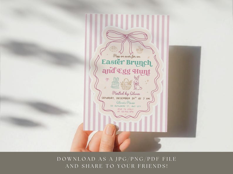 Puede incluir: Una tarjeta de invitaci&oacute;n para un brunch de Pascua y una b&uacute;squeda de huevos. La tarjeta presenta un fondo a rayas rosas y blancas con un marco decorativo. El texto dice "Easter Brunch and Egg Hunt" con ilustraciones de conejitos y cestas de Pascua.