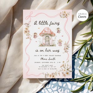 Puede incluir: Una invitación a un baby shower con temática de hadas. La invitación presenta un borde rosa con detalles florales y el texto "A little fairy is on her way". Una casa de champiñones y hadas están ilustradas en el centro. Editable en Canva.