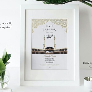 Puede incluir: Impresi&oacute;n enmarcada en blanco con detalles dorados, con las palabras "HAJJ MUBARAK" y escritura &aacute;rabe. La impresi&oacute;n incluye una ilustraci&oacute;n de un sitio religioso. El texto en la impresi&oacute;n dice "Edit by yourself, save then print!" y "Easy to edit with Canva."