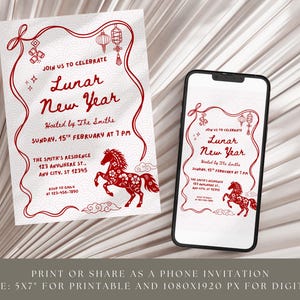 Puede incluir: Una invitaci&oacute;n de A&ntilde;o Nuevo Lunar en rojo y blanco, con una ilustraci&oacute;n de caballo y elementos decorativos. La invitaci&oacute;n se muestra en una tarjeta blanca y en la pantalla de un smartphone.
