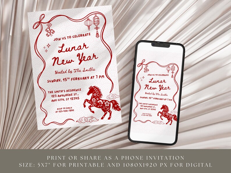 Puede incluir: Una invitaci&oacute;n de A&ntilde;o Nuevo Lunar en rojo y blanco, con una ilustraci&oacute;n de caballo y elementos decorativos. La invitaci&oacute;n se muestra en una tarjeta blanca y en la pantalla de un smartphone.