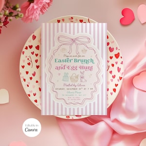 Puede incluir: Una tarjeta de invitaci&oacute;n para un brunch de Pascua y una b&uacute;squeda de huevos con un fondo a rayas rosas y blancas, con un borde decorativo y un lazo. La tarjeta est&aacute; sobre un plato con dise&ntilde;os de corazones, rodeada de corazones y flores rosas. El texto en la tarjeta dice "Easter Brunch and Egg Hunt".