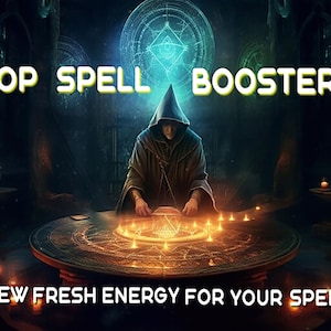 Può includere: Una figura incappucciata siede a un tavolo con un cerchio luminoso al centro. Il tavolo è circondato da candele e la figura tiene un cristallo. Il testo "TOP SPELL BOOSTER" è in alto nell'immagine e "NEW FRESH ENERGY FOR YOUR SPELLS" è in basso.