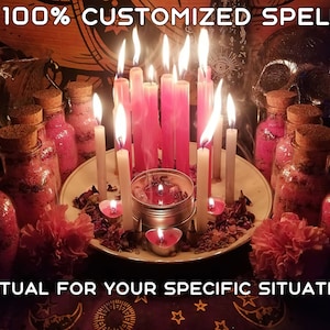 Könnte beinhalten: Ein rosa-weißes Zauberset mit Kerzen, Gläsern mit rosa Salz und getrockneten Blumen. Das Set ist auf einem Tisch mit einer schwarz-weiß gemusterten Tischdecke aufgebaut. Der Text "100% CUSTOMIZED SPELL RITUAL FOR YOUR SPECIFIC SITUATION" ist oben und unten im Bild sichtbar.