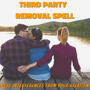 Könnte beinhalten: Ein Paar küsst sich auf einem Holzsteg mit Blick auf einen See, eine dritte Person sitzt hinter ihnen und schaut weg. Der Text "THIRD PARTY REMOVAL SPELL" befindet sich oben im Bild, und der Text "REMOVE INTERFERENCES FROM YOUR RELATIONSHIP" befindet sich unten.