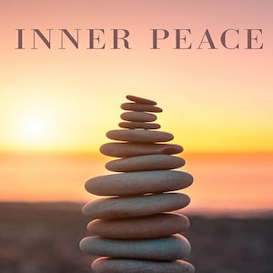Può includere: Un cumulo di pietre grigie bilanciate l'una sull'altra su uno sfondo di tramonto. Il testo "INNER PEACE" è scritto in bianco nella parte superiore dell'immagine.