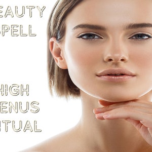 Può includere: Una donna con capelli castano corti e trucco leggero guarda la telecamera. Il testo "BEAUTY SPELL HIGH VENUS RITUAL" è scritto in lettere dorate con contorno su uno sfondo bianco.