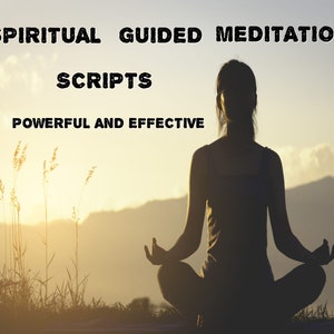Può includere: Silhouette di una persona che medita in un campo con erba alta e montagne sullo sfondo. Il cielo è di un colore arancione e giallo tenue, con nuvole. Il testo "Spiritual Guided Meditations Scripts Powerful and Effective" è in cima all'immagine.