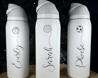 Vaso deportivo personalizado Owala con nombre, ideal para equipos deportivos como fútbol, baloncesto, voleibol, sóftbol, tenis, béisbol, hockey y fútbol americano.