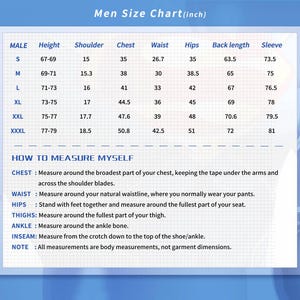 Puede incluir: Una tabla de tallas para hombres en pulgadas, con medidas de altura, hombros, pecho, cintura, caderas, largo de espalda y manga. Incluye instrucciones para medir pecho, cintura, caderas, muslos, tobillo y entrepierna. Fondo azul.