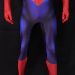 Puede incluir: Un disfraz de superh&eacute;roe azul y rojo. El traje presenta un dise&ntilde;o de telara&ntilde;a roja en el pecho y detalles rojos en los brazos y las piernas. El disfraz es ajustado y parece estar hecho de un material el&aacute;stico.