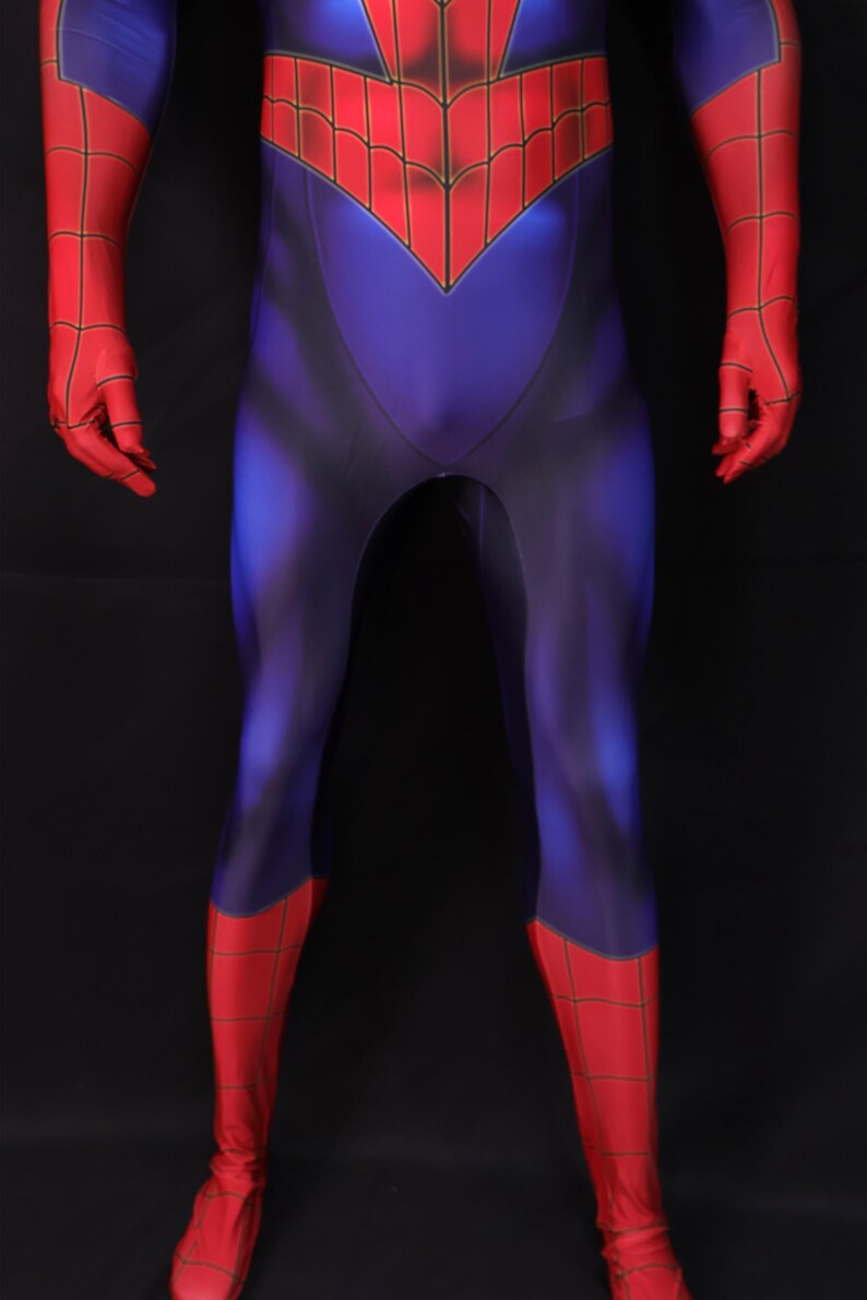 Puede incluir: Un disfraz de superh&eacute;roe azul y rojo. El traje presenta un dise&ntilde;o de telara&ntilde;a roja en el pecho y detalles rojos en los brazos y las piernas. El disfraz es ajustado y parece estar hecho de un material el&aacute;stico.