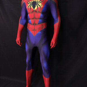 Puede incluir: Un disfraz completo de Spider-Man en azul, rojo y negro. El disfraz presenta un emblema de ara&ntilde;a roja en el pecho y un patr&oacute;n de telara&ntilde;a. El traje incluye capucha, guantes y botas.