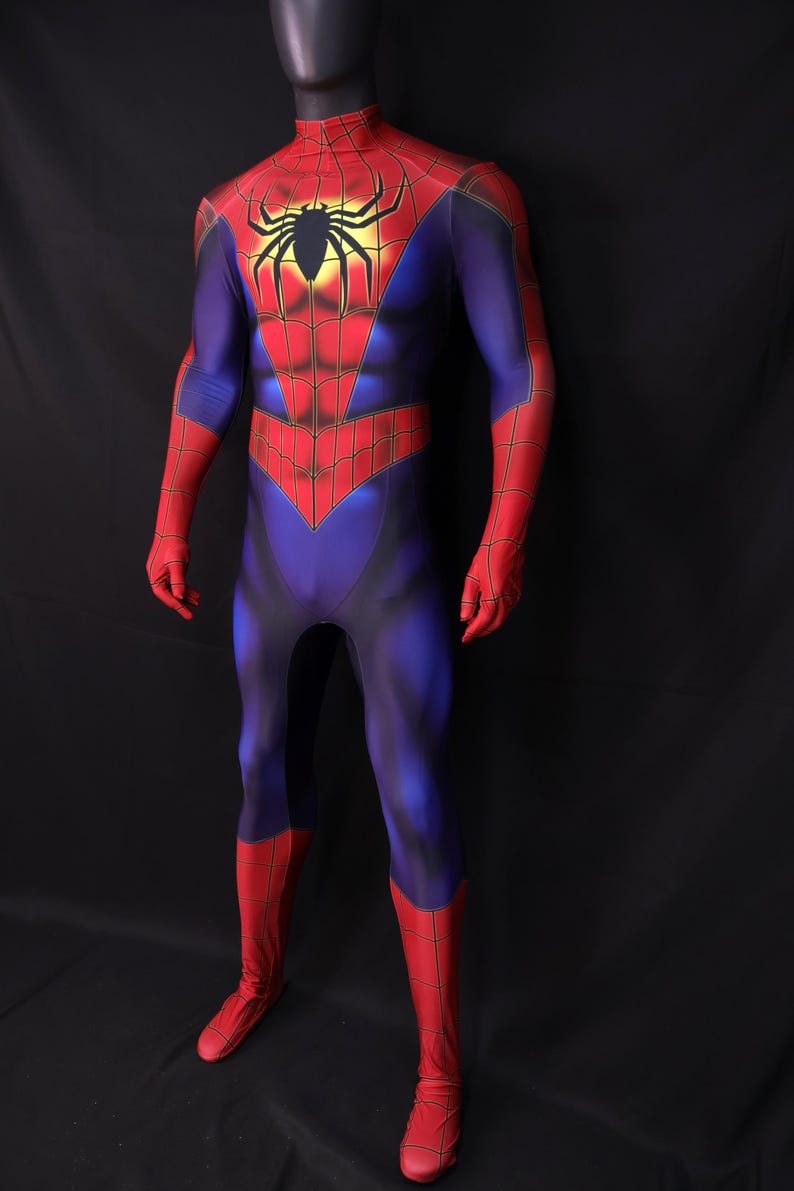 Puede incluir: Un disfraz completo de Spider-Man en azul, rojo y negro. El disfraz presenta un emblema de ara&ntilde;a roja en el pecho y un patr&oacute;n de telara&ntilde;a. El traje incluye capucha, guantes y botas.