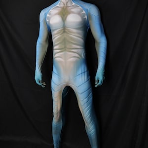 Op de afbeelding: Een blauw-wit volledig kostuum met een gedetailleerd anatomisch ontwerp. Het kostuum heeft een hoge halslijn, lange mouwen en een nauwsluitend ontwerp. Het kostuum wordt gepresenteerd op een mannequin tegen een zwarte achtergrond.