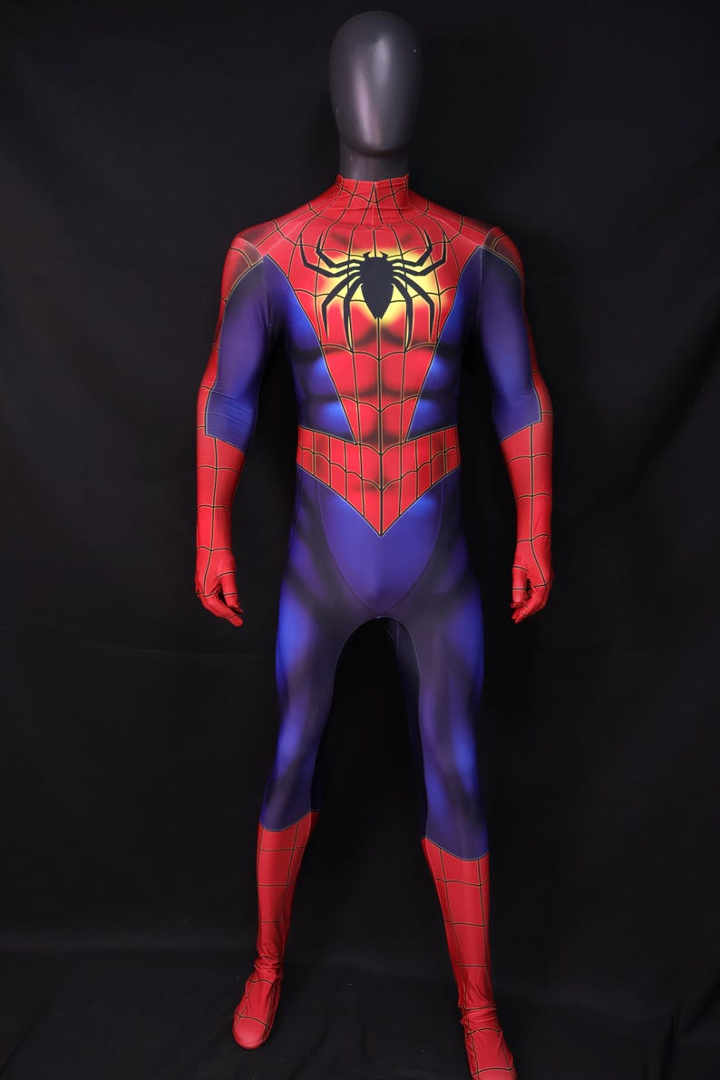 Puede incluir: Un disfraz completo de Spider-Man en un maniqu&iacute;. El disfraz es principalmente azul con detalles en rojo en los brazos, manos y piernas. Un gran emblema de ara&ntilde;a negra est&aacute; centrado en el pecho, con un dise&ntilde;o de telara&ntilde;a roja y amarilla.