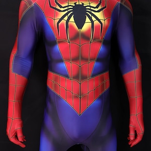 Puede incluir: Un disfraz completo de Spider-Man en rojo, azul y negro. El disfraz presenta una m&aacute;scara roja, un emblema de ara&ntilde;a negra en el pecho y un dise&ntilde;o de telara&ntilde;a. El traje es ajustado y cubre todo el cuerpo.
