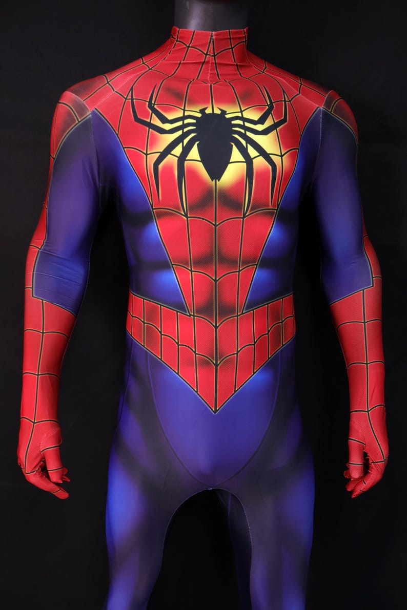 Puede incluir: Un disfraz completo de Spider-Man en rojo, azul y negro. El disfraz presenta una m&aacute;scara roja, un emblema de ara&ntilde;a negra en el pecho y un dise&ntilde;o de telara&ntilde;a. El traje es ajustado y cubre todo el cuerpo.