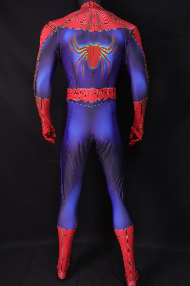 Puede incluir: Un disfraz de superh&eacute;roe de cuerpo entero en azul, rojo y negro. El disfraz presenta un emblema de ara&ntilde;a roja en la espalda y detalles rojos en los hombros, guantes y botas. El traje es ajustado y parece estar hecho de un material el&aacute;stico.