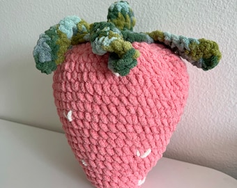 Petit coussin fraise au crochet rose