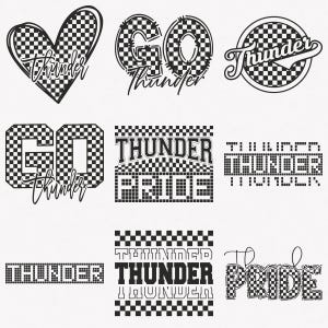 Può includere: Una collezione di grafiche in bianco e nero con la parola "Thunder" in vari stili. I disegni includono un cuore, un cerchio e composizioni di testo con un motivo a scacchiera. Sono incluse anche le parole "Go" e "Pride".