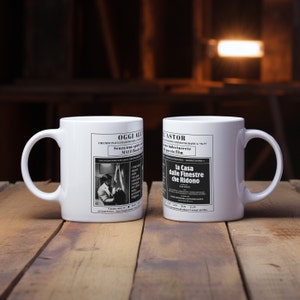 Puede incluir: Dos tazas de cerámica blanca con imágenes en blanco y negro de carteles de películas antiguas. La taza de la izquierda presenta un cartel de la película "Oggi All'" con el texto "Senza una spietata vendetta MAI il finale" y una escena de la película. La taza de la derecha presenta un cartel de la película "La Casa dalle Finestre che Ridono" con el texto "Al Astor" y "Indesinerete questa film".