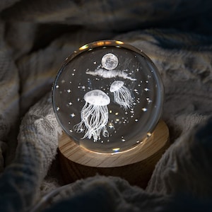 Personalisierte Quallen Nachtlicht, Schneekugel, 3D Druck Mond Nachtlampe, süßes Wohndekor, Kristallkugel Schreibtischlampe, individuelles Baby Geschenk Bild 1