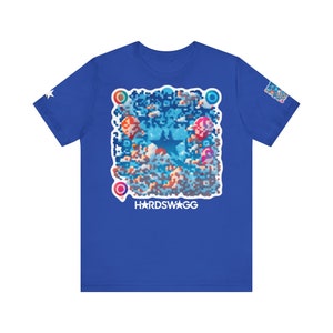 以下が含まれることがあります： ロイヤルブルーのTシャツに、ピクセル化された空に熱気球と星が描かれた白いグラフィックがプリントされています。グラフィックの下には「HARDswagG」というテキストがプリントされています。