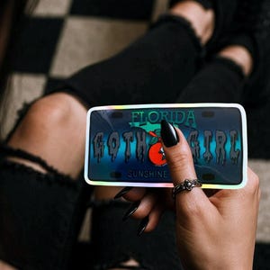 Zustand Goth Girl Nummernschild, passen Sie Ihren wasserdichten Stanzaufkleber an, wählen Sie zwischen glänzend oder holographisch, perfekter Spaß für jede Oberfläche