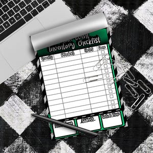 Puede incluir: Un bloc de notas con borde verde y negro que presenta el texto Inventory Checklist, con columnas para Quantity, Product, Notes y Done. La página incluye secciones para Event Name, Address y Date & Time, junto con clips de papel plateados.
