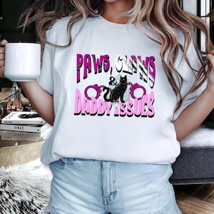 Paws Claws & Daddy Issues PNG - Conception de sublimation drôle Alt Cat Girl, T-shirt avec menottes rose Goth Kitty, téléchargement numérique