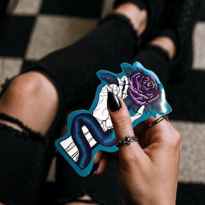 Sticker imperméable découpé rose serpent gothique — Beauté venin et violette avec une bouchée n'a jamais été aussi belle.