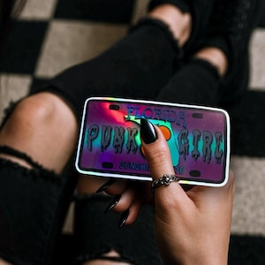 Zustand Goth Girl Nummernschild, passen Sie Ihren wasserdichten Stanzaufkleber an, wählen Sie zwischen glänzend oder holographisch, perfekter Spaß für jede Oberfläche