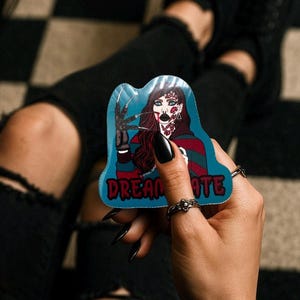 Retro weiblicher Horror-Bösewicht - wasserdichter handgezeichneter gestanzter Aufkleber, ein perfektes Geschenk für Gore-Geeks & Ihre Wahl von glänzend oder holographisch