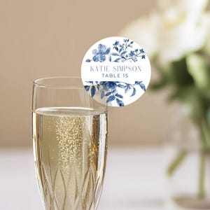 Segnaposto a forma di flûte da champagne, DOWNLOAD IMMEDIATO, Etichetta con nome per bicchiere da vino, Segnaposto circolari per bomboniere, Motivo floreale Toile de Jouy blu francese - EP010