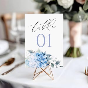 Números de mesa azul claro para casamento (1-30), DOWNLOAD INSTANTÂNEO, Número de mesa azul acinzentado 5x7 4x6, Modelo íntimo para Canva, Arranjos florais de hortênsias - EP015
