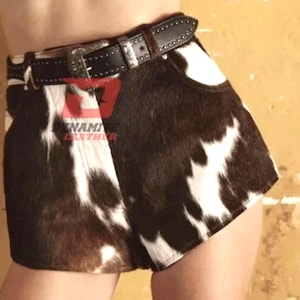 Pantaloncini in pelle di cavallino con stampa mucca: stile rodeo western