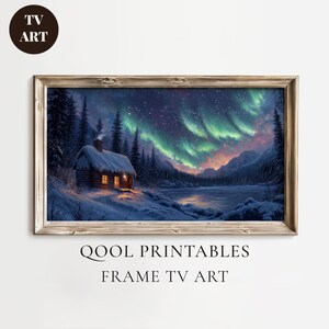 Op de afbeelding: Een ingelijste digitale kunstprint toont een winterlandschap met een hut, een bevroren meer en het noorderlicht. Het kunstwerk heeft een houten lijst en de tekst "QOOL PRINTABLES FRAME TV ART".