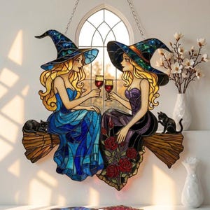 Witchy Beste Freunde Acryl Suncatcher, Zwei Hexen Trinken Wein, Gothic Hexe Fensterbehang, Halloween Suncatcher, Witchy Home Decor Geschenk
