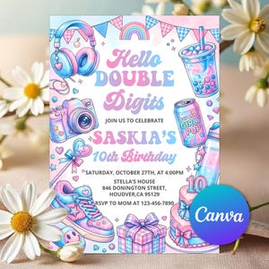 Könnte beinhalten: Eine pastellfarbene Geburtstagseinladung mit dem Text "Hello DOUBLE Digits" und "SASKIA'S 10th Birthday". Das Design umfasst Illustrationen von Kopfhörern, einer Kamera, einem Getränk, einem Schuh, einem Geschenk und einem Kuchen. Die Einladung ist für den 27. Oktober.