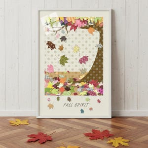 Op de afbeelding: Een ingelijste kunstdruk met een collage van herfstbladeren en een boom. De print bevat de tekst "FALL SPIRIT". De bladeren zijn in tinten rood, oranje, groen en bruin, wat een warm, seizoensgebonden thema creëert.