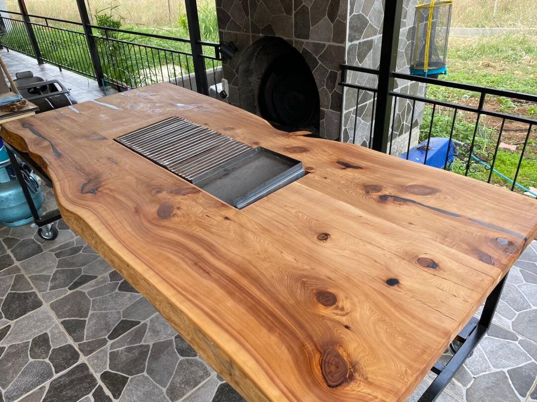 Tisch Mit Grill In Der Mitte Selber Bauen Wacholderholztisch mit Grill - Etsy Schweiz