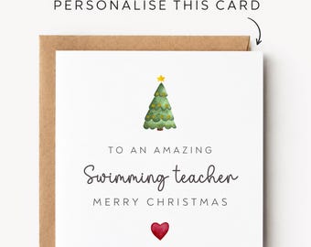 Puede incluir: Una tarjeta de felicitación cuadrada blanca con sobre marrón que presenta un árbol de Navidad en acuarela con una estrella amarilla, el texto "TO AN AMAZING Swimming teacher MERRY CHRISTMAS" y un pequeño corazón rojo. Arriba, el texto "PERSONALISE THIS CARD" con una flecha.
