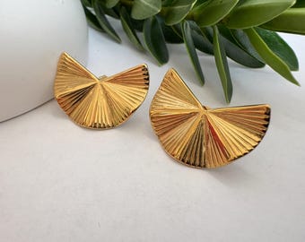 Clous d'oreilles floraux en plaqué or 18 carats : bijoux hypoallergéniques audacieux