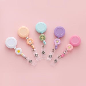 Portatarjetas de identificación con fotografía, portatarjetas con margaritas con cuentas, portatarjetas retráctil, regalo para maestros, portatarjetas de identificación para enfermeras, regalo personalizado