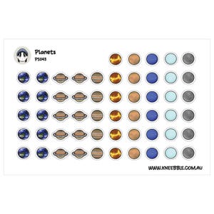Peut inclure: Une planche d'autocollants représentant des illustrations de planètes. Les autocollants incluent la Terre, Saturne, Jupiter, Mars et d'autres planètes. Le texte "Planets" et "PS043" est imprimé dans le coin supérieur gauche. L'adresse du site Web www.kneebble.com.au est imprimée en bas à droite.