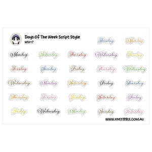 Può includere: Un foglio di adesivi colorati con i giorni della settimana in un carattere script. Gli adesivi includono i giorni da lunedì a domenica in vari colori con un bordo bianco. Il testo "Days Of The Week Script Style" è in alto.